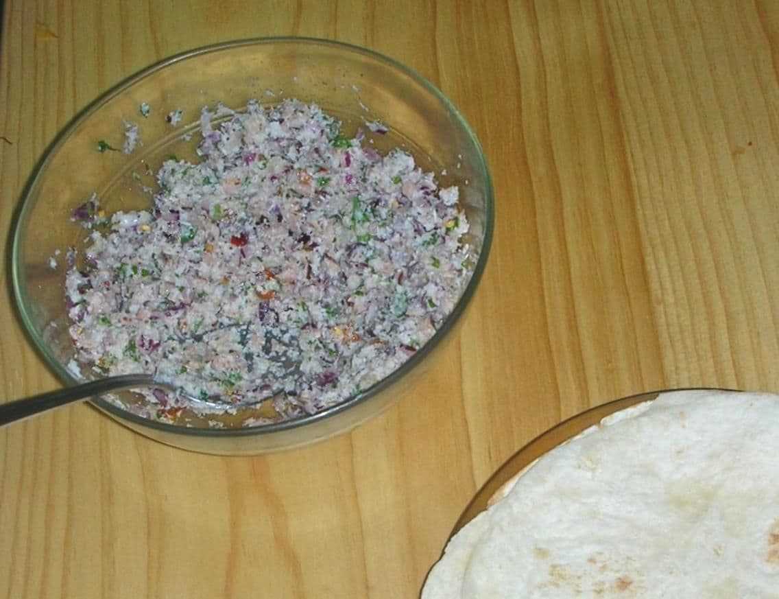 Mas huni - tuna, coconut and onion - served with roshi flatbread